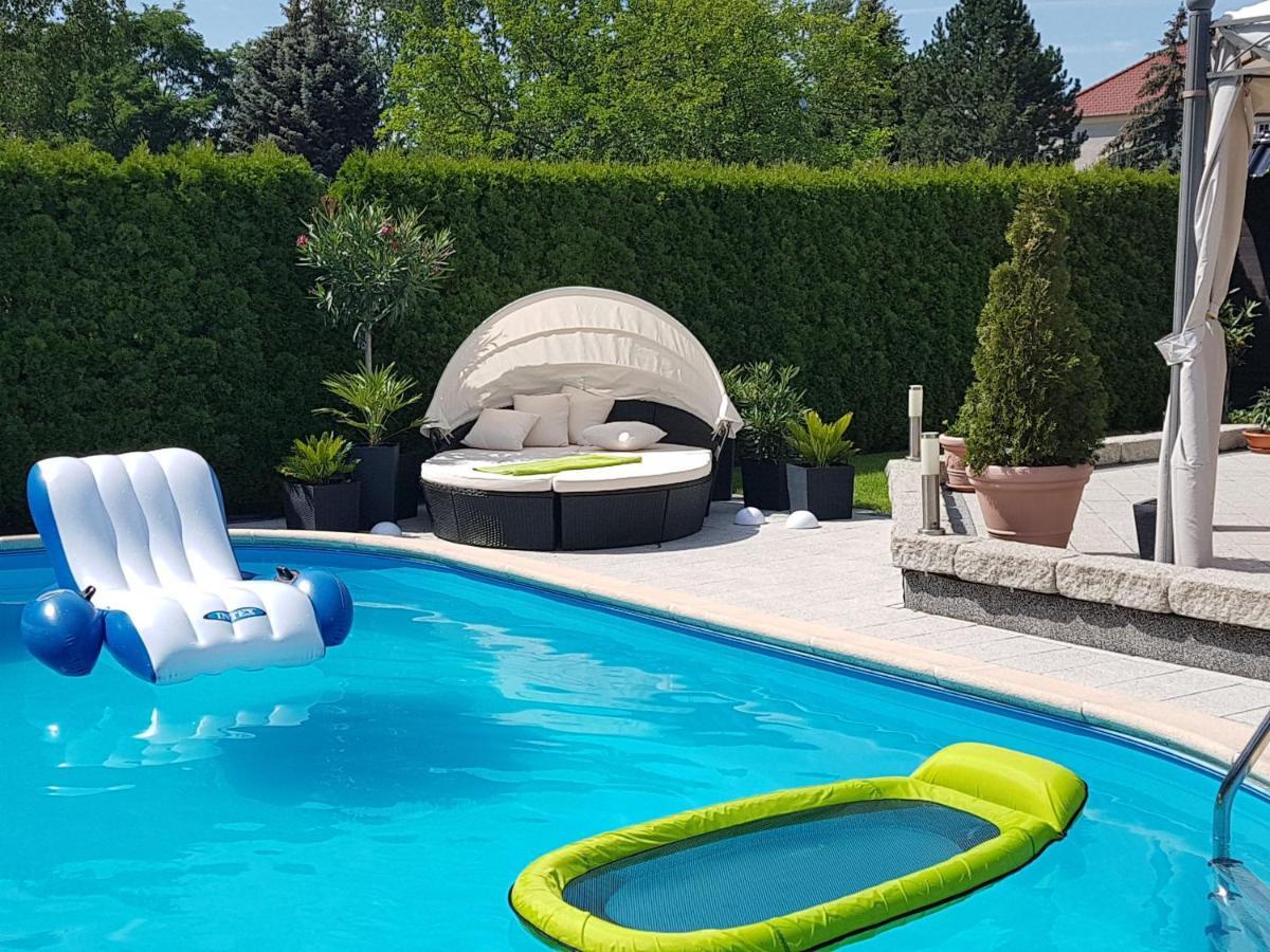 Homestay Gaestezimmer Im Bewohnten Efh Mit Pool Und Garten *